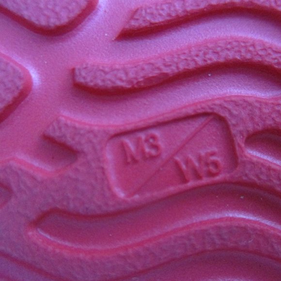 NWOT NATIVE DISNEY MINNIE MOUSE SHOES ~ 5 LADIES - Picture 10 of 10